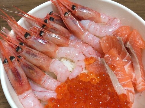 北海道白糠町のいくらを使った海鮮丼